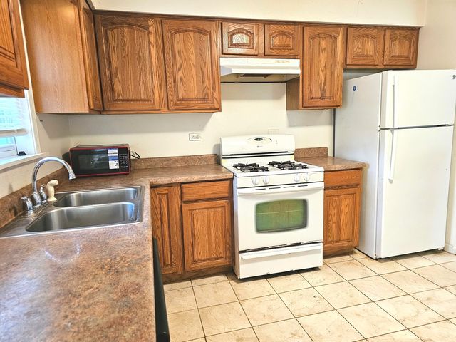 8823 Mango Avenue, Morton Grove, IL 60053