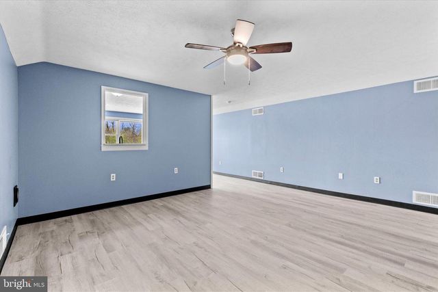 34 MAIN ST, Seven Valleys, PA 17360