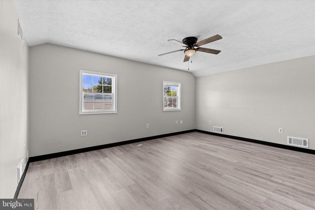 34 MAIN ST, Seven Valleys, PA 17360