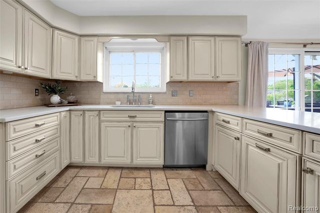 20500 Erben Street, Saint Clair Shores, MI 48081