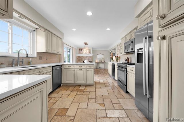 20500 Erben Street, Saint Clair Shores, MI 48081