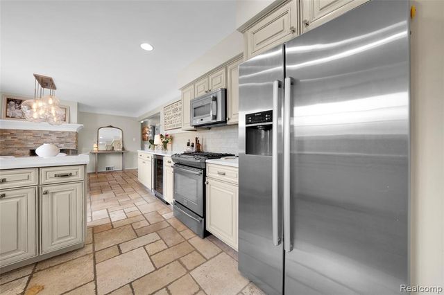 20500 Erben Street, Saint Clair Shores, MI 48081