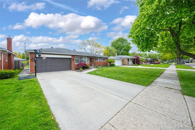 20500 Erben Street, Saint Clair Shores, MI 48081