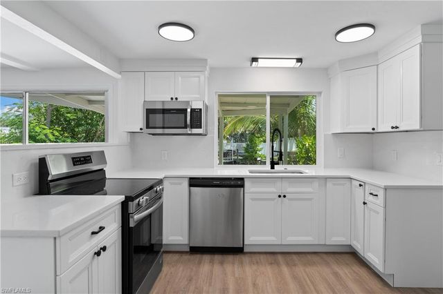 66 River CT, Naples, FL 34110