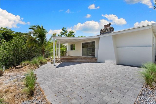 66 River CT, Naples, FL 34110