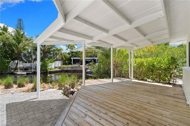 66 River CT, Naples, FL 34110