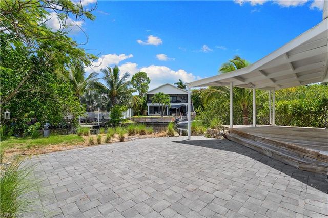 66 River CT, Naples, FL 34110