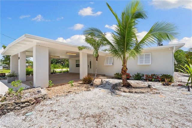 66 River CT, Naples, FL 34110