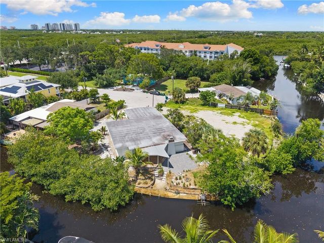 66 River CT, Naples, FL 34110