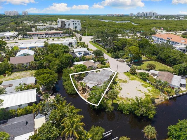 66 River CT, Naples, FL 34110