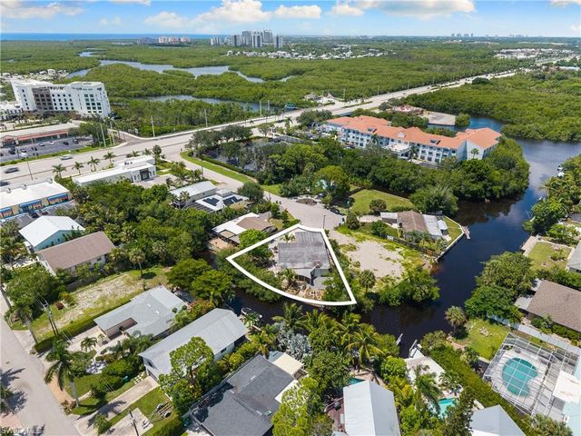 66 River CT, Naples, FL 34110