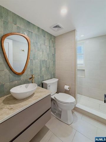 69 Chestnut Street, Lodi, NJ 07644