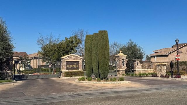 5674 N Lemon Tree Lane, Fresno, CA 93722