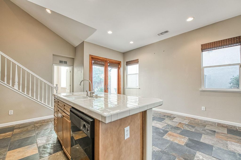 Image 12 of property listing at 5674 N Lemon Tree Lane, Fresno, CA 93722