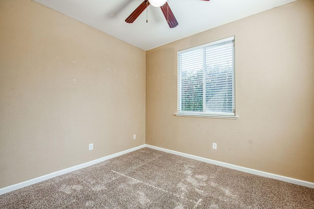 Image 14 of property listing at 5674 N Lemon Tree Lane, Fresno, CA 93722