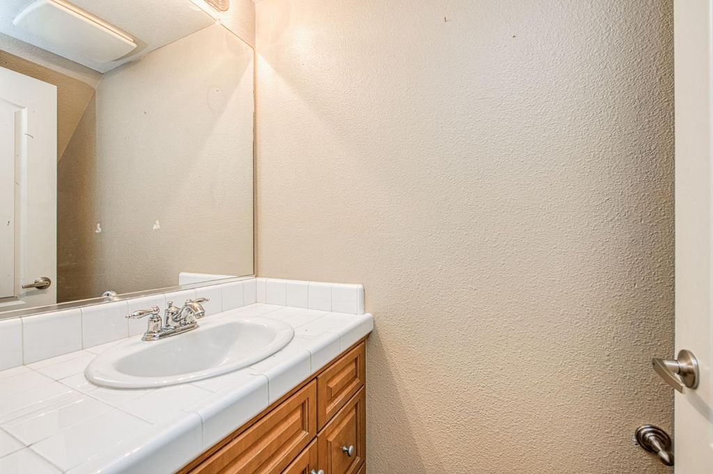 Image 16 of property listing at 5674 N Lemon Tree Lane, Fresno, CA 93722