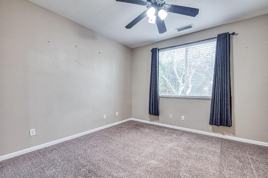 Image 17 of property listing at 5674 N Lemon Tree Lane, Fresno, CA 93722