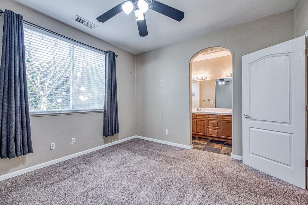 Image 18 of property listing at 5674 N Lemon Tree Lane, Fresno, CA 93722