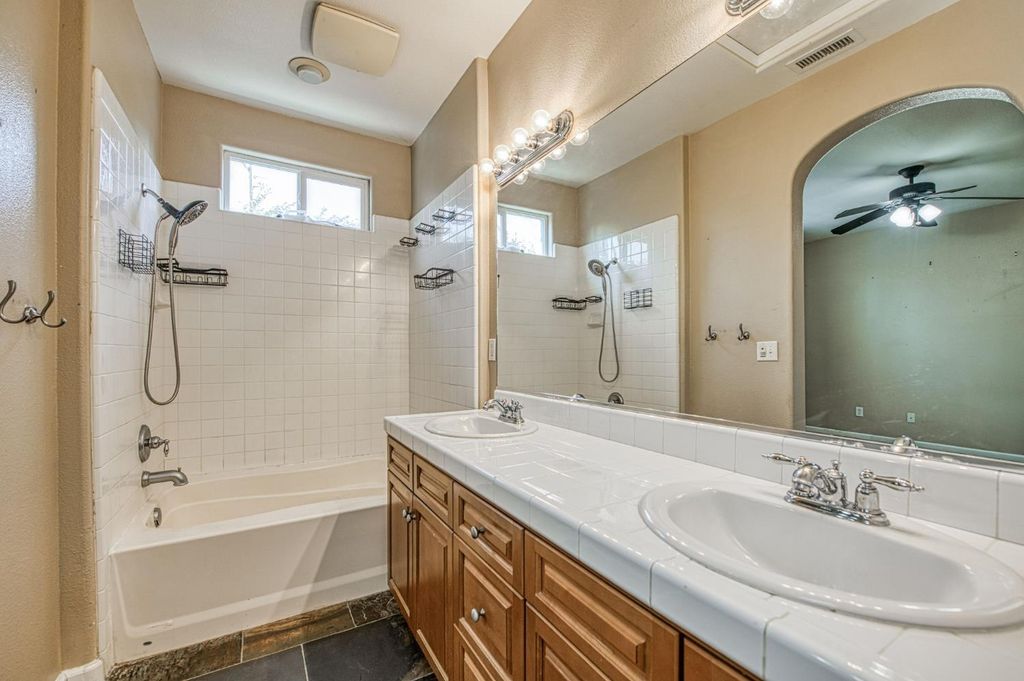 Image 19 of property listing at 5674 N Lemon Tree Lane, Fresno, CA 93722