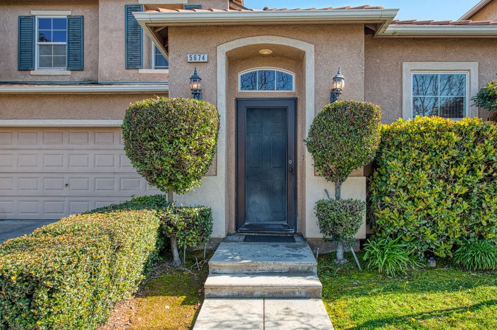 Image 2 of property listing at 5674 N Lemon Tree Lane, Fresno, CA 93722