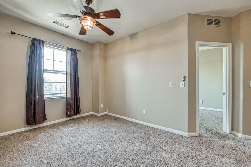 Image 21 of property listing at 5674 N Lemon Tree Lane, Fresno, CA 93722