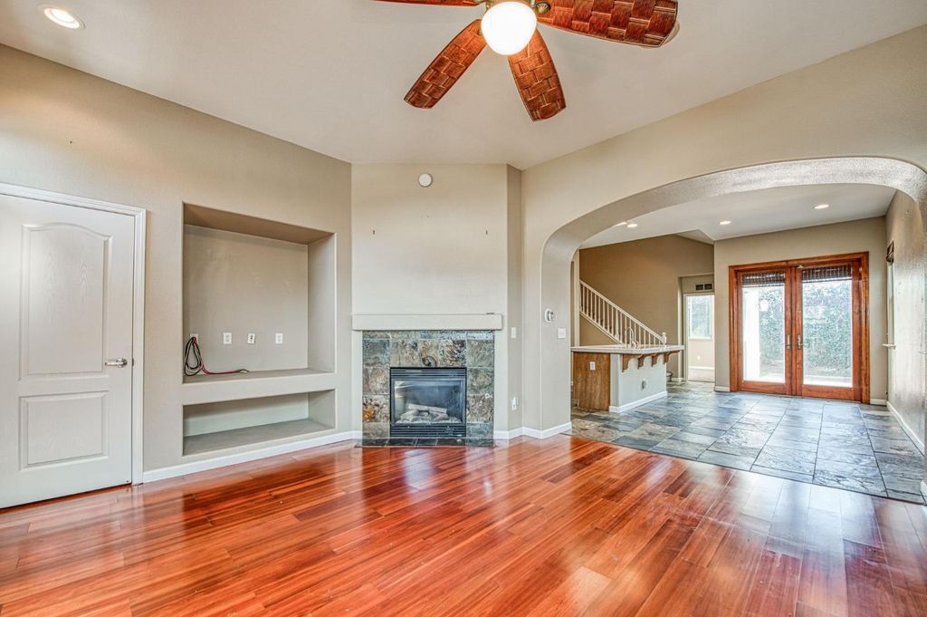 Image 4 of property listing at 5674 N Lemon Tree Lane, Fresno, CA 93722