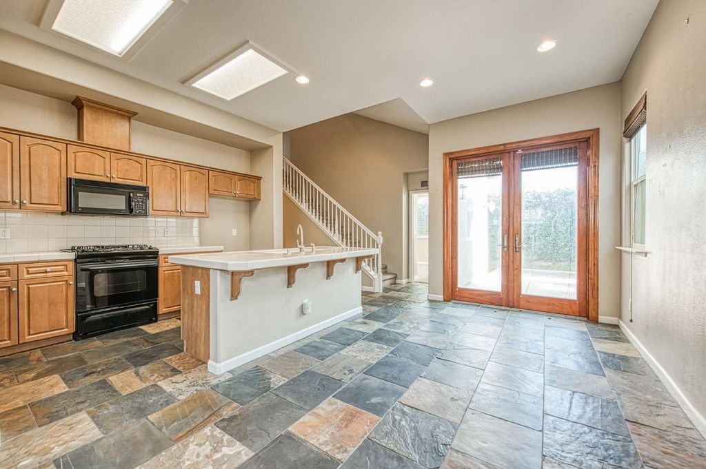 Image 7 of property listing at 5674 N Lemon Tree Lane, Fresno, CA 93722