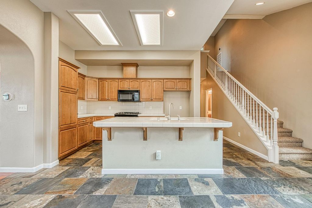 Image 8 of property listing at 5674 N Lemon Tree Lane, Fresno, CA 93722