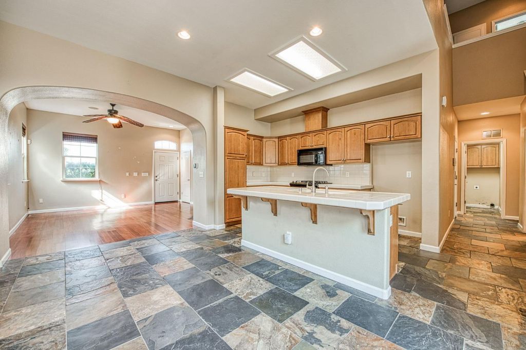 Image 9 of property listing at 5674 N Lemon Tree Lane, Fresno, CA 93722