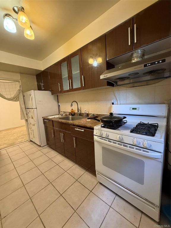 27-04 Parsons Blvd 2G, Flushing, NY 11354 — photo 2