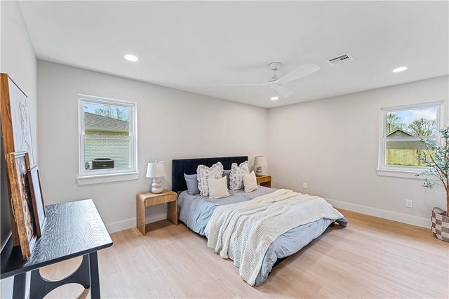 2110 SE 16th Street, Bentonville, AR 72712