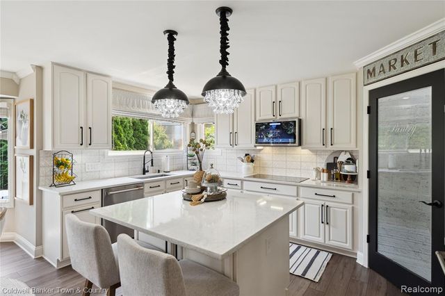 324 Nairn Circle, Highland, MI 48357