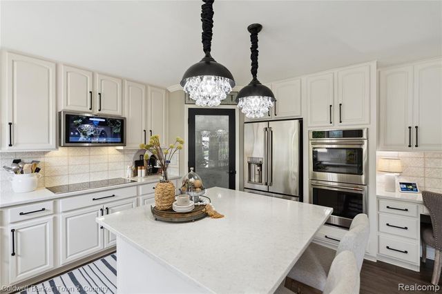 324 Nairn Circle, Highland, MI 48357