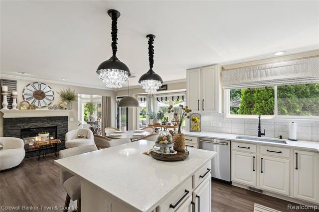 324 Nairn Circle, Highland, MI 48357