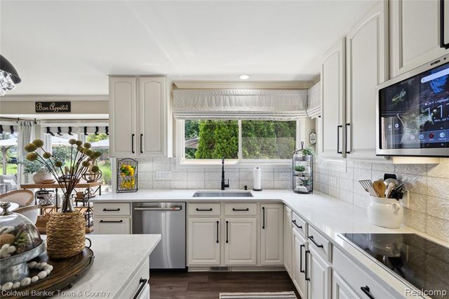 324 Nairn Circle, Highland, MI 48357