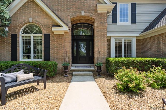 324 Nairn Circle, Highland, MI 48357