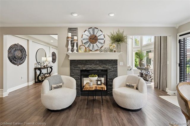 324 Nairn Circle, Highland, MI 48357