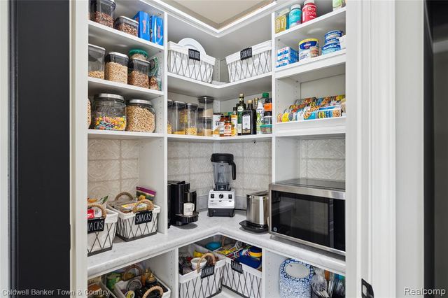 324 Nairn Circle, Highland, MI 48357