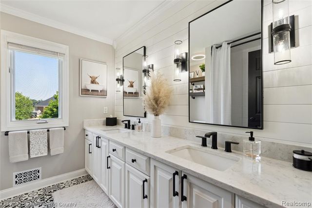 324 Nairn Circle, Highland, MI 48357