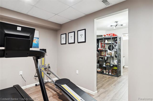 324 Nairn Circle, Highland, MI 48357