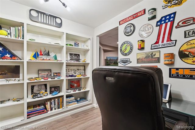 324 Nairn Circle, Highland, MI 48357