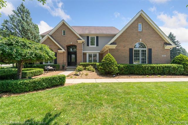 324 Nairn Circle, Highland, MI 48357