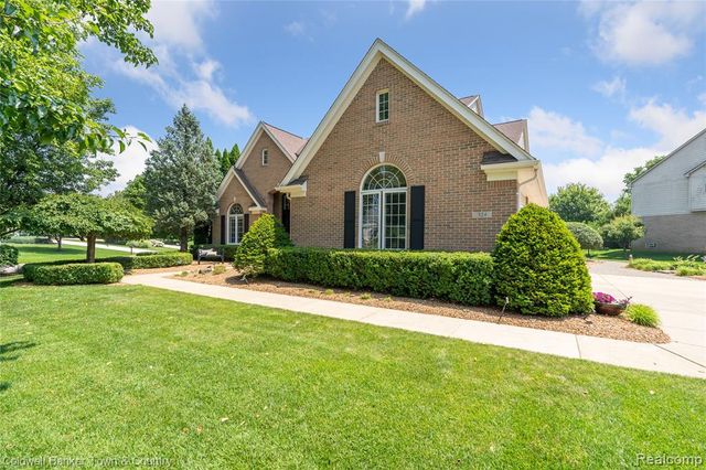 324 Nairn Circle, Highland, MI 48357