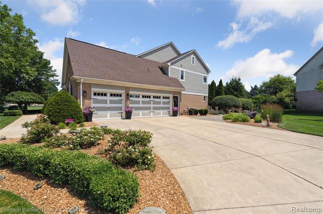 324 Nairn Circle, Highland, MI 48357