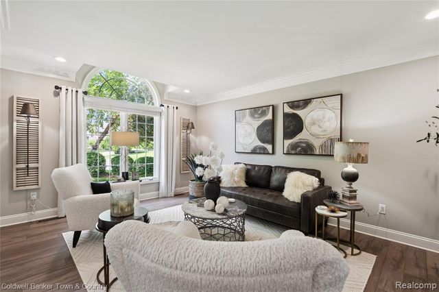 324 Nairn Circle, Highland, MI 48357