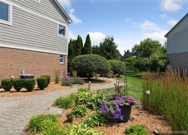 324 Nairn Circle, Highland, MI 48357