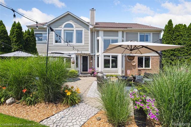 324 Nairn Circle, Highland, MI 48357