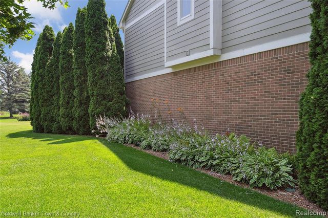 324 Nairn Circle, Highland, MI 48357