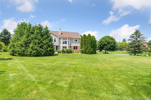 324 Nairn Circle, Highland, MI 48357