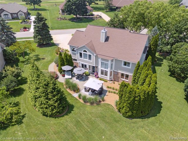 324 Nairn Circle, Highland, MI 48357